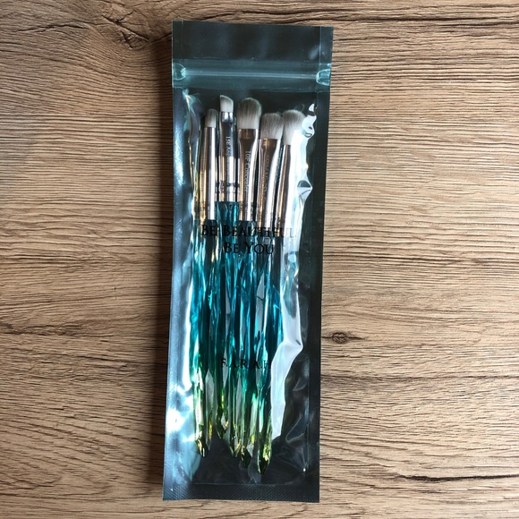 F.A.R.A.H. Other - F.A.R.A.H. Be Beautiful Be You 5-piece Brush Set